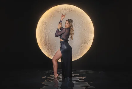 RebeccaHudson the moonlights Pic