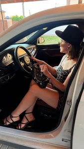 GoldenGoddess- will you invite me to a restaurant? Pic 4