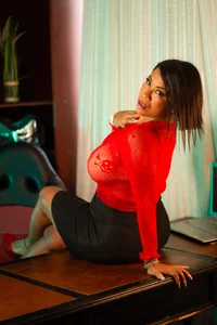 AlixLong I'll wait for you at my desk to fuck 🥵🥵🥵 Immagine 