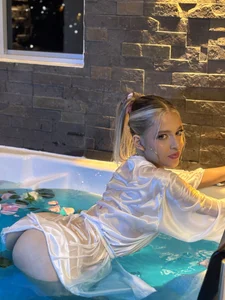 BritnyBlossom Jacuzzi 💦 Foto 5