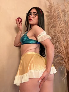 ChloeTurner_ ✨ “Once upon a time... there was a very naughty princess.” Bilde 2