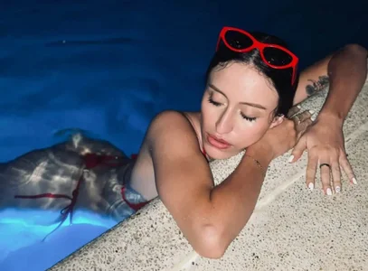 caroline_adams_ Day off Pic 2