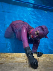 psychodoll_11Pool in latex Bild 2