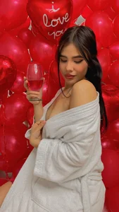 Emily_Beltonn kullanıcısının COME GET WET WITH ME albümü -  3 fotoğraf