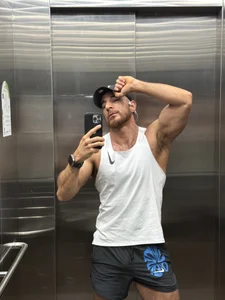 _adamcoper_Mirror selfies📸 Bild 9