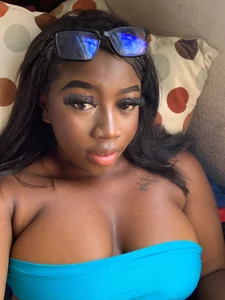 Emaaa-curvyy Public Foto 2