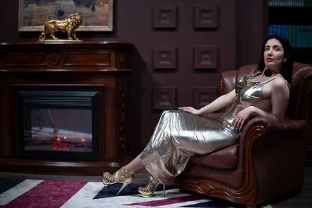 Afina_Donna Public Pic 3