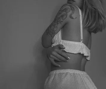 damn_cutie BLACK & WHITE Pic 2