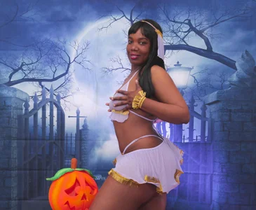 rihanna_abiodun HALLOWEEN Pic