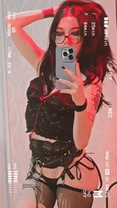 Enjoy my sexy and burning body to fill you with pleasure and lust 😈 de alixxon1  2 photos