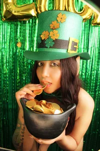 CALANTHELOVE1 Happy San Patricio Day💚🍀💰🍑  2টি ছবি