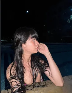 bloom_apple swimming girl slika 3