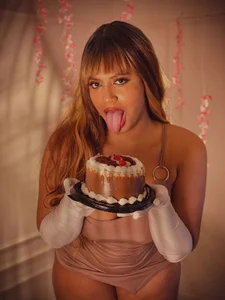 taylor-sexyy IT'S MY BIRTHDAY 🎁 Gambar 5