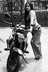 alhaana_ A beautiful motorcyclist! 🫣🫣 圖片 3