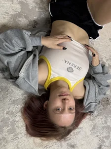 The floor is a great place for photos! od Cutie_Ellis  snímek