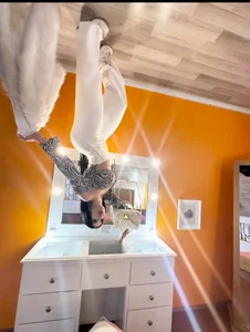 kiim_taaylor UPSIDE DOWN Pic