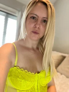 Ellie_Mai Public Pic 5