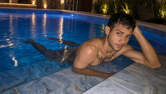 JaredTorres_ pool night 🤤 Foto 4