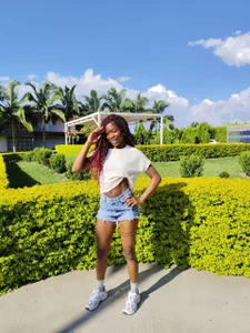 MichellePosePublic Bild 9