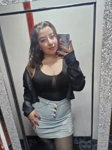 annyaparisDo you want to see what I have under my skirt?图片