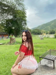 emily_hilton1: Public ( 2 фото)