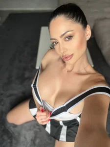 Public od ChloeDevine  2 snímek