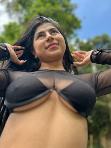 ScarletJons Hot Latina on a motorcycle 🏍😏🔥 รูป 