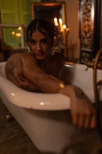 AngelinaDuvall Romantic tub Immagine  9