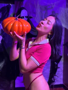 Lynn_turner Do you want my pumpkin? 🎃 Pic
