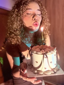 megansan_ The cake isn't the only sweet thing😋 Foto 5