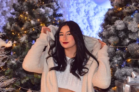 MaddisonLowe Christmas at home Pic 5