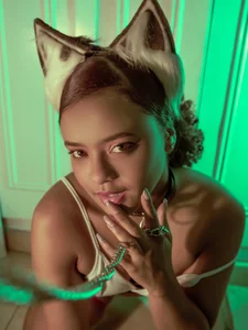 Eylend_Lisboa a delightful girl slika