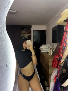 abigail_montiel Just a casual me at home, you come with me?🖤 Bilde 5