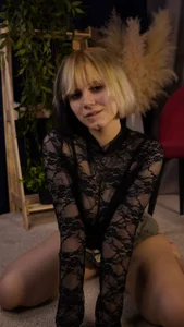 KellePourier erotic mood color Bilde 2