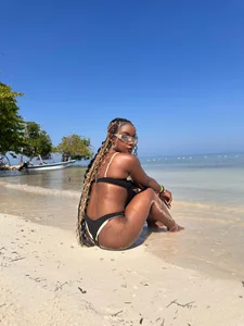 Miss_westt_ A Pretty Girl on the Beach 🫦✨ Gambar 3