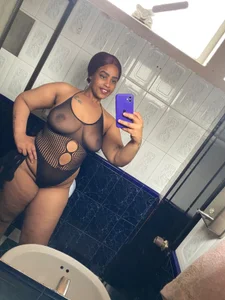 MelaniieBrown_ Public Billede 3