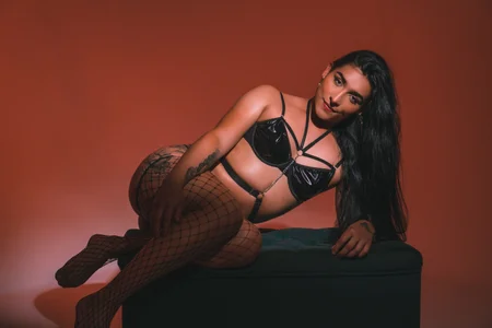 Skarlet_Ruiz_ Me Hình 4