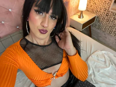 my in orange de Miley_Cavendish  photos