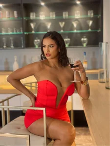 SofiaReyes1: Red & Wine ( 3 фото)