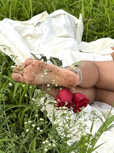 fetish_foot_ take a rose 🌹🩷 Pic 6