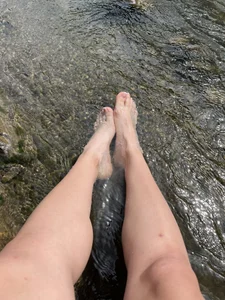 My wet little feet just for you 💦 de Freyaa__  5 Imagens
