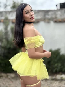 EmiGomez_ 👑 When Beauty drops her dress... the magic begins รูป 