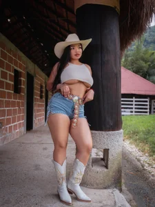 LilyFoox: Public ( 3 фото)