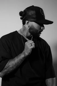 Do I like the color black?👀🖤 de Apolo_rousse1  4 photos