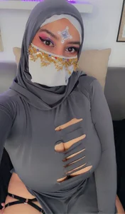 hana_falak Elegance wrapped in mystery. Pic