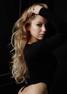Shakira_Lux Public  8টি ছবি