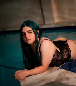 Daniellesins1: Pool night with me    💦 ( 2 фото)