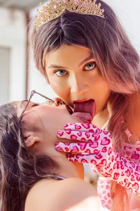 shy de Thepinkempire  4 Imagens