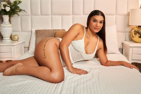 GabiLux Elegance in Every Curve Pic 3