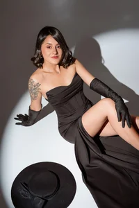 Alice_milf_ Vogue or Elle or L'officiel Which one would you see me? зображення 6